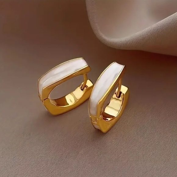 ✨Zara Adelaide Pearly Gold Square Huggie Earrings - Picture 1 of 4
